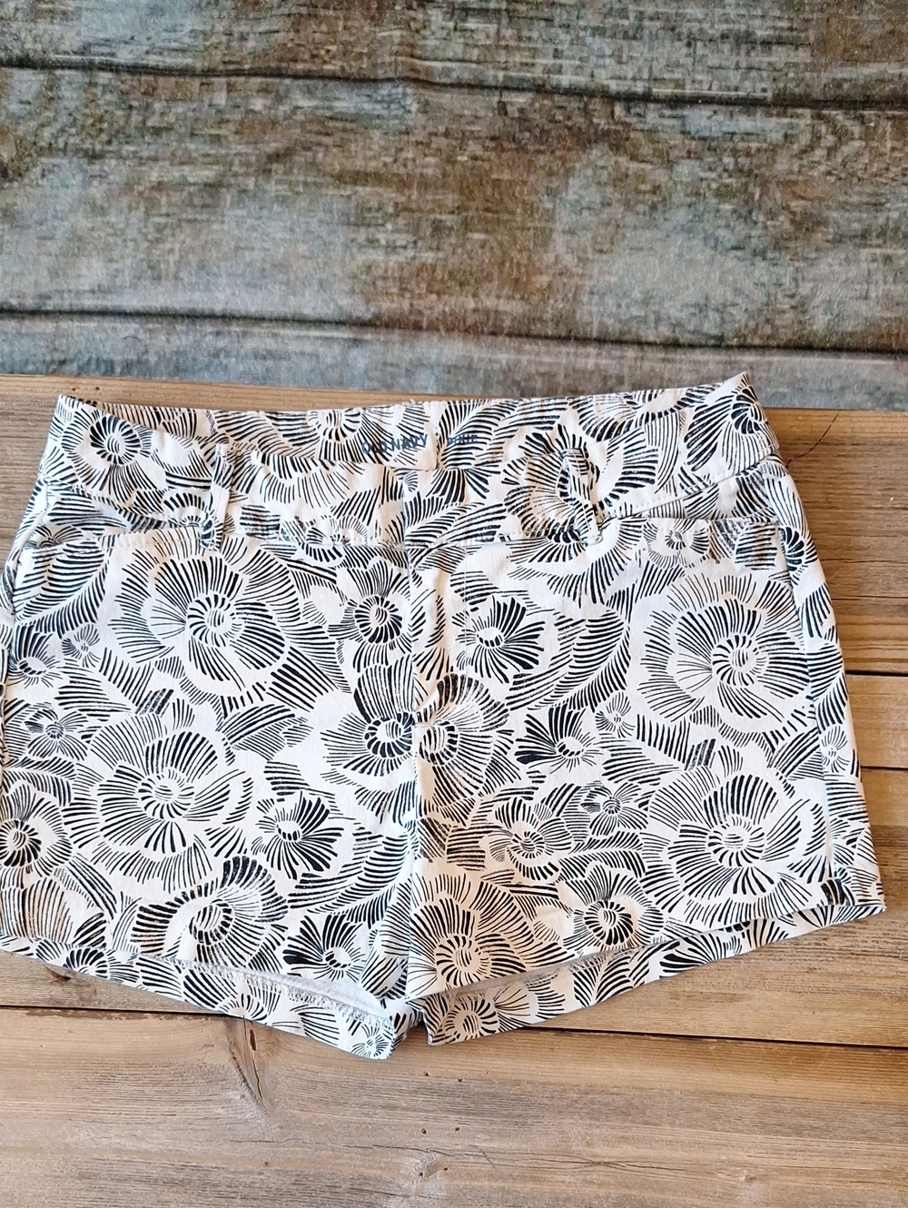 High-Waist White Floral Print Shorts. Size 4